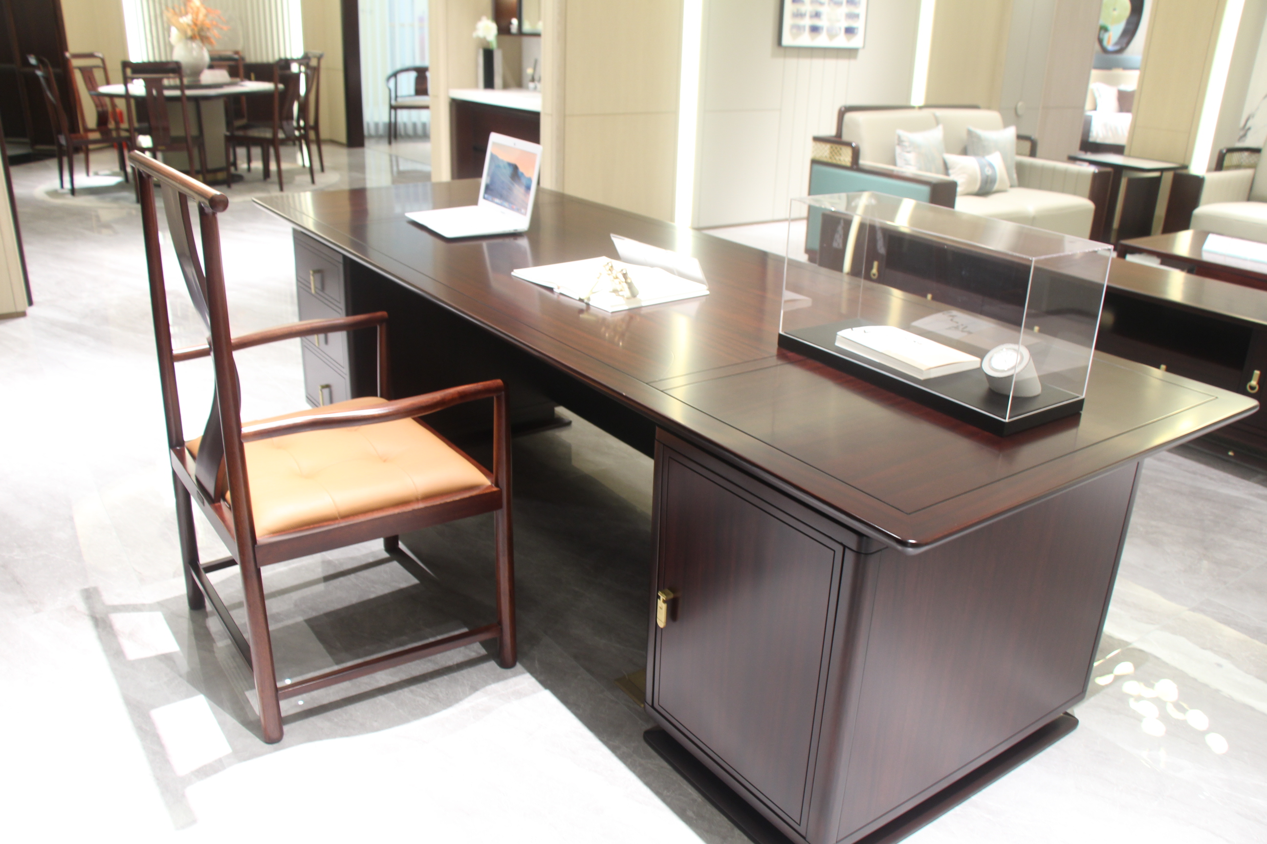 Zhong zhixin High-end design The modern Chinese-style desk set is crafted from solid wood with exquisite workmanship