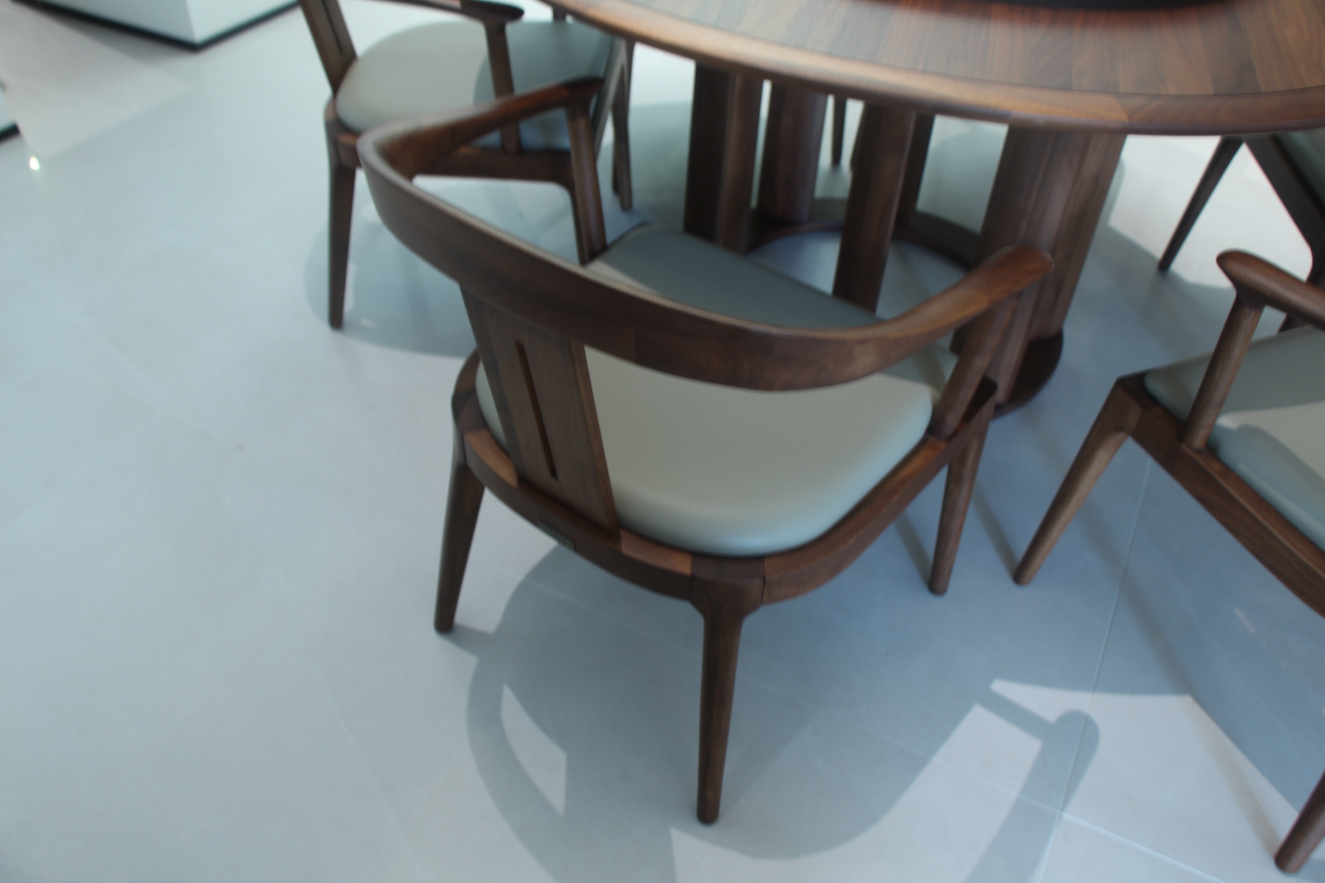 Zhong zhixin Ruimu The modern minimalist Chinese-style round table features a luxurious design crafted from solid wood with exquisite workmanship