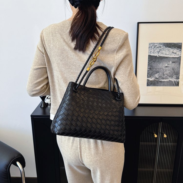 Women's Bag High-end Large Capacity Shoulder Bag Noble Niche Bag Tote Bag Fashion Light Luxury Bag Luxury Designer Bag Bag Women's Handbag