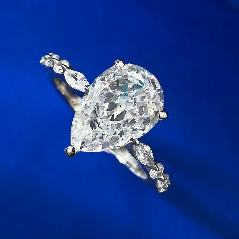 2025 Custom Pure 18-Karat Yellow Gold 4ct Pear Cut 8x12mm Dcolor VVS Moissanite Diamond Three Claws Solitaire Ring
