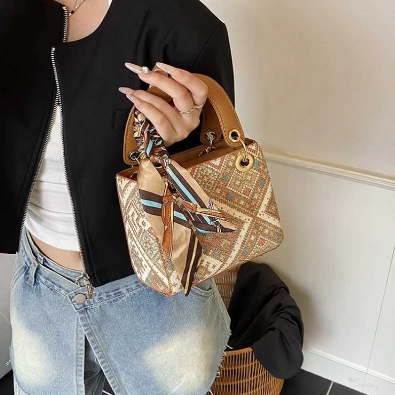 Luxcury Chic Female Crossbody Clutch High-Quality Leather Accessory Featuring Distinctive Alphabet Embroidery