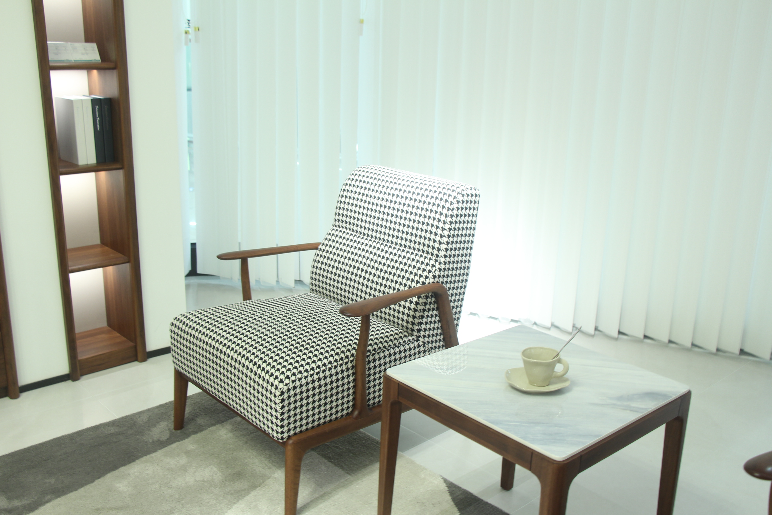 Zhong zhixin Ruimu The modern Chinese-style lounge chair features a minimalist design crafted from a solid wood frame