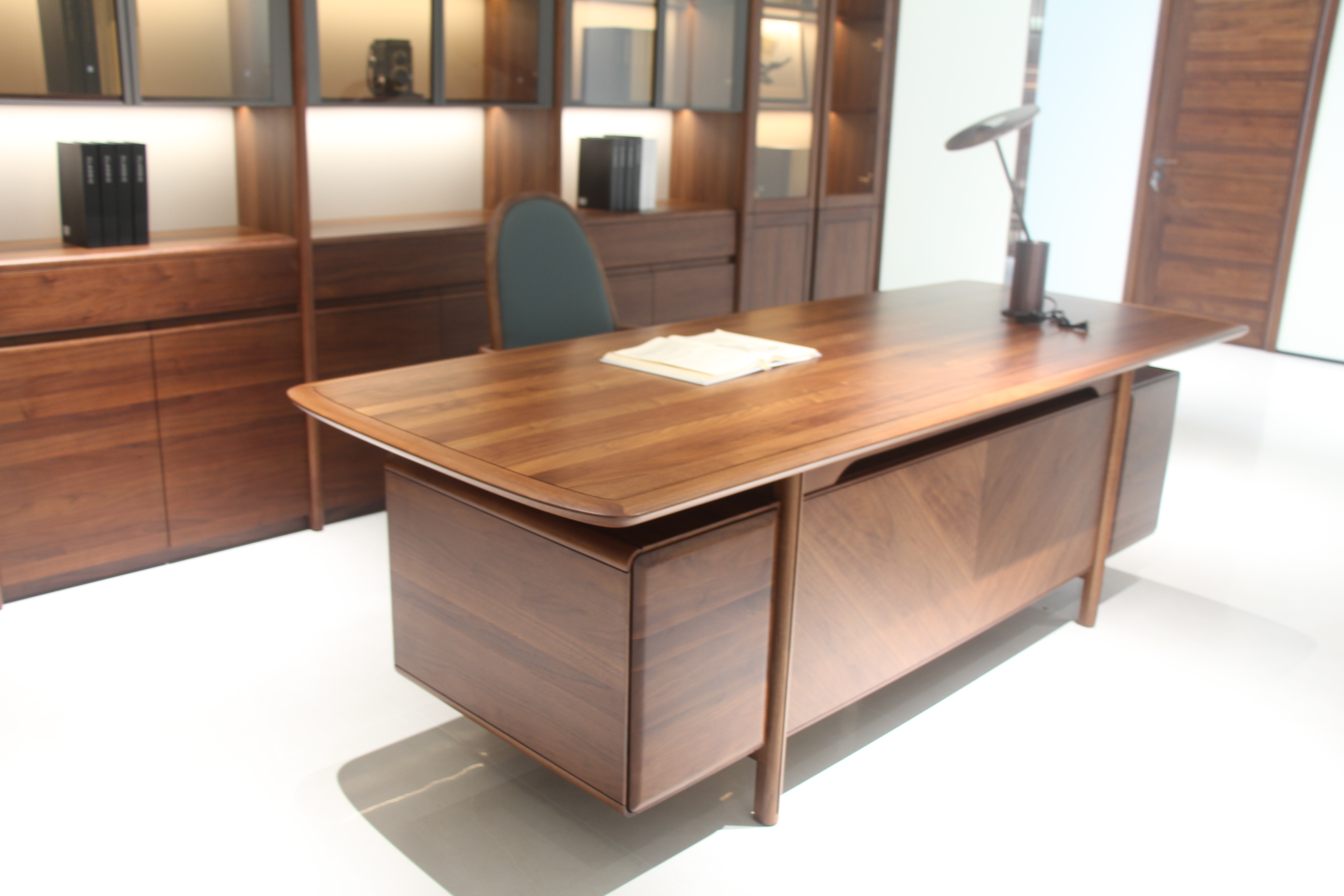 Zhong zhixin Ruimu The modern minimalist Chinese-style desk features a luxurious design crafted from solid wood with exquisite workmanship