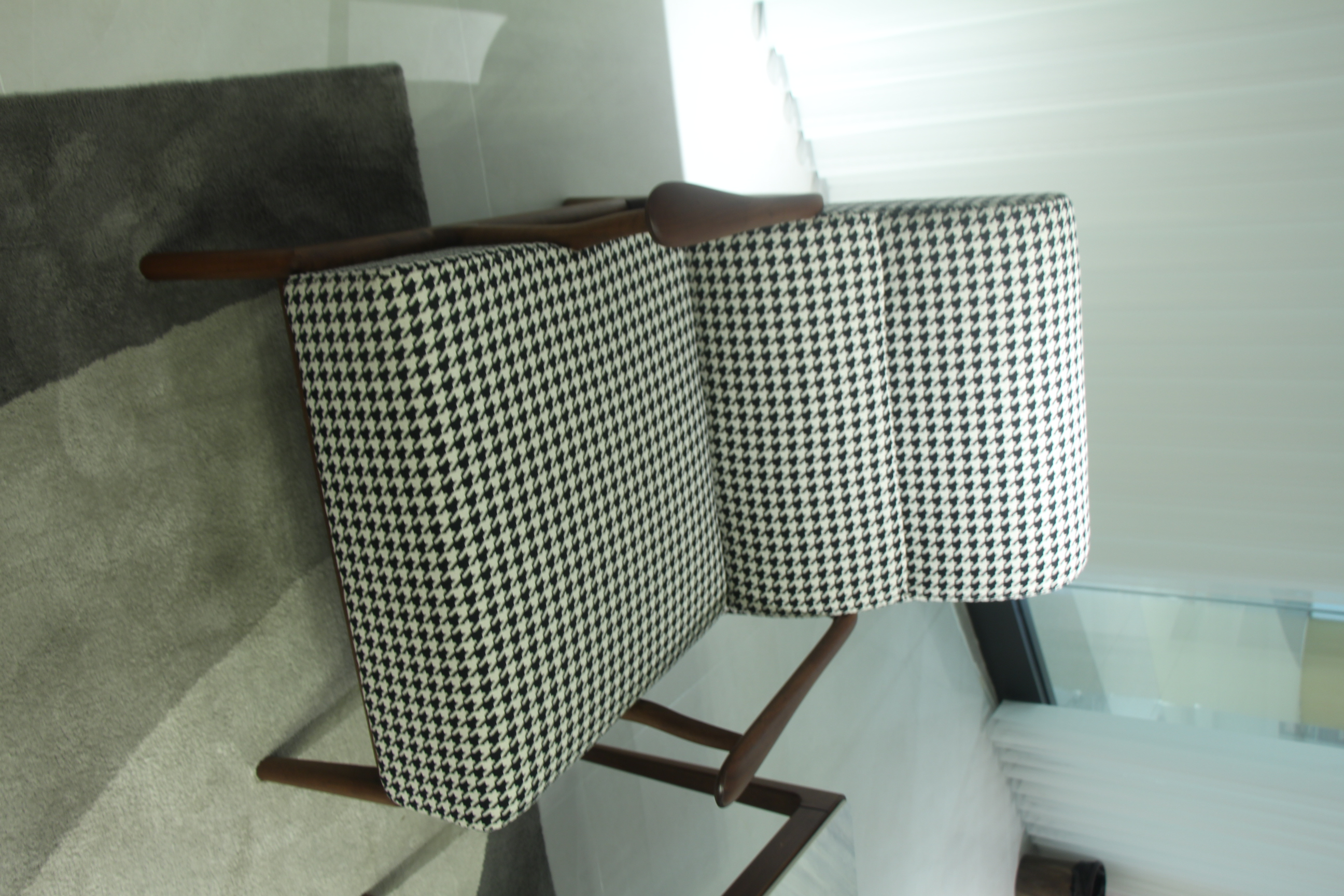 Zhong zhixin Ruimu The modern Chinese-style lounge chair features a minimalist design crafted from a solid wood frame