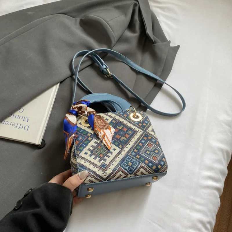 Luxcury Chic Female Crossbody Clutch High-Quality Leather Accessory Featuring Distinctive Alphabet Embroidery
