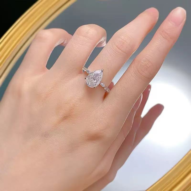 2025 Custom Pure 18-Karat Yellow Gold 4ct Pear Cut 8x12mm Dcolor VVS Moissanite Diamond Three Claws Solitaire Ring