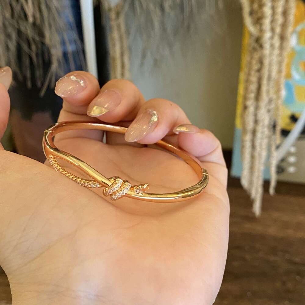 Bracelets Designer bangle Luxury jewelry for Women knot Bracelet Zircon inlay copper plated with 18K gold silver Simple Fashion Festival vacation gift