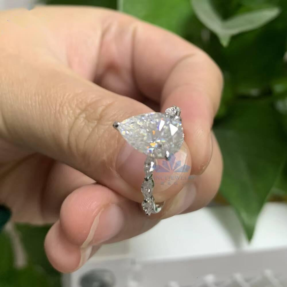 2025 Custom Pure 18-Karat Yellow Gold 4ct Pear Cut 8x12mm Dcolor VVS Moissanite Diamond Three Claws Solitaire Ring
