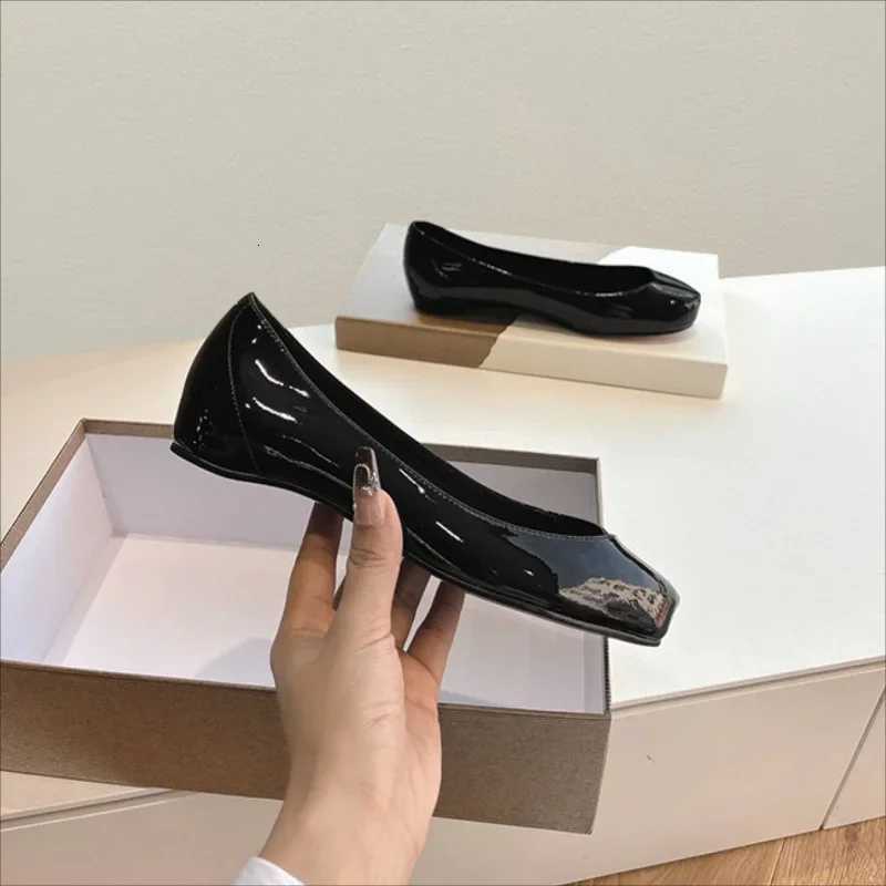 Women Tabi Ninja Ballet Flats Split Toe Mary Janes Patent Leather Party Shallow Mouth Single Shoes Solid Sandals Ladies LoafersXJ251011
