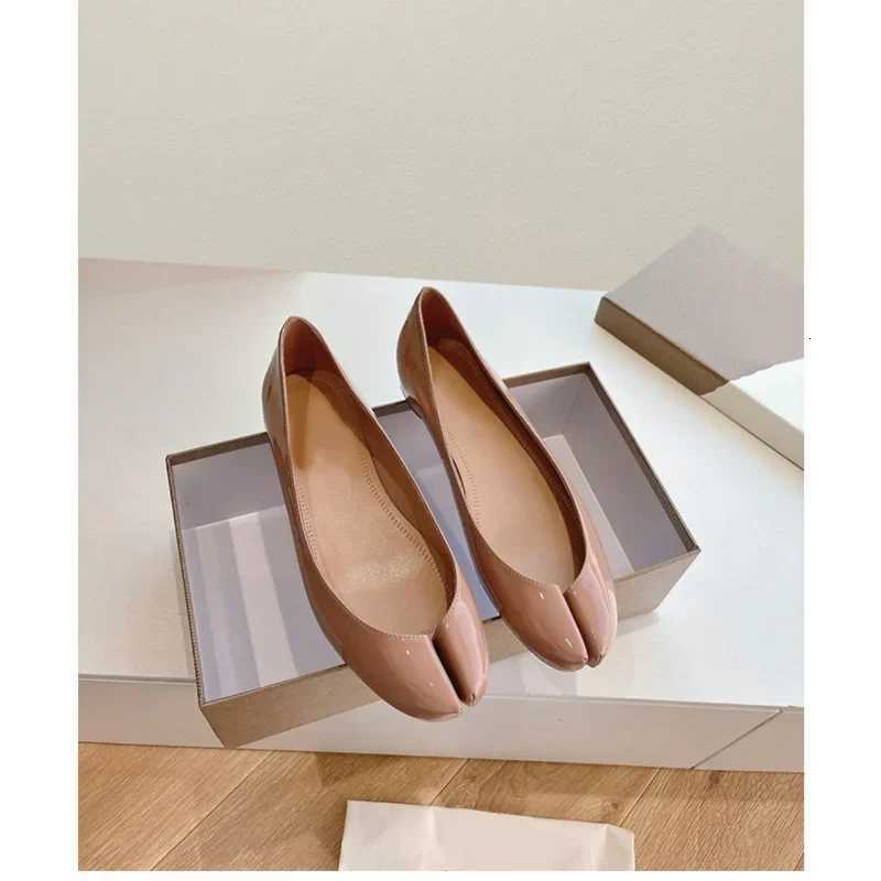 Women Tabi Ninja Ballet Flats Split Toe Mary Janes Patent Leather Party Shallow Mouth Single Shoes Solid Sandals Ladies LoafersXJ251011