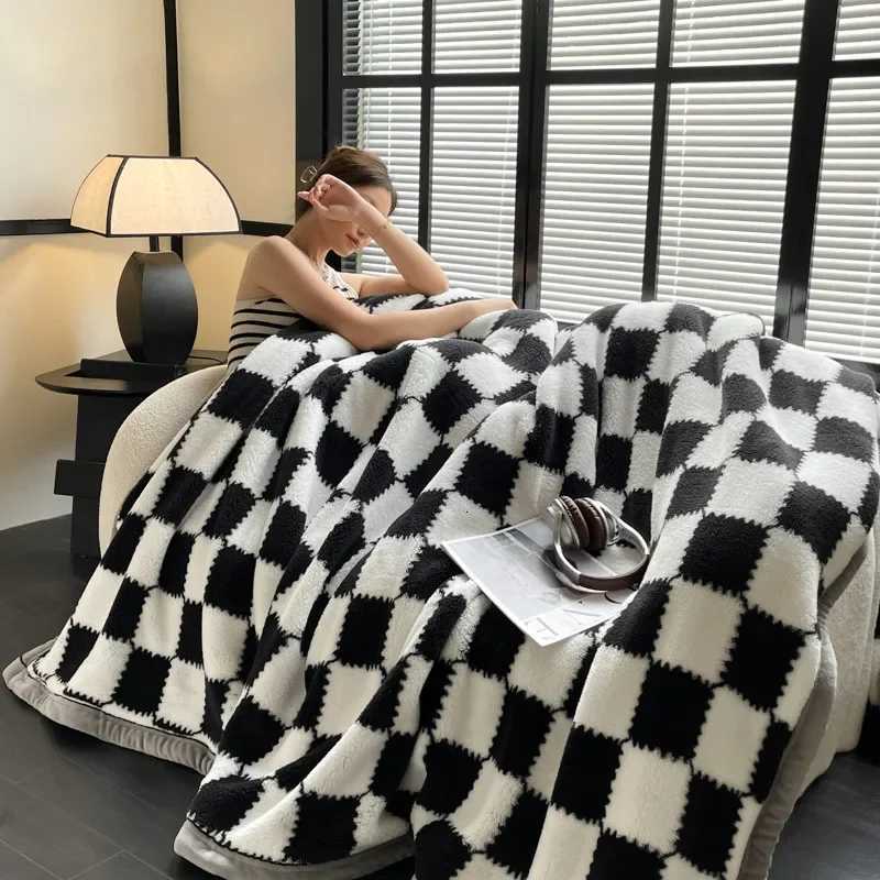 Plush Warm Winter Blanket A Grade Plaid Coral Fleece Soft Thick Bed Blankets for Sofa Single Double Couple Furry Bedspread Y251011