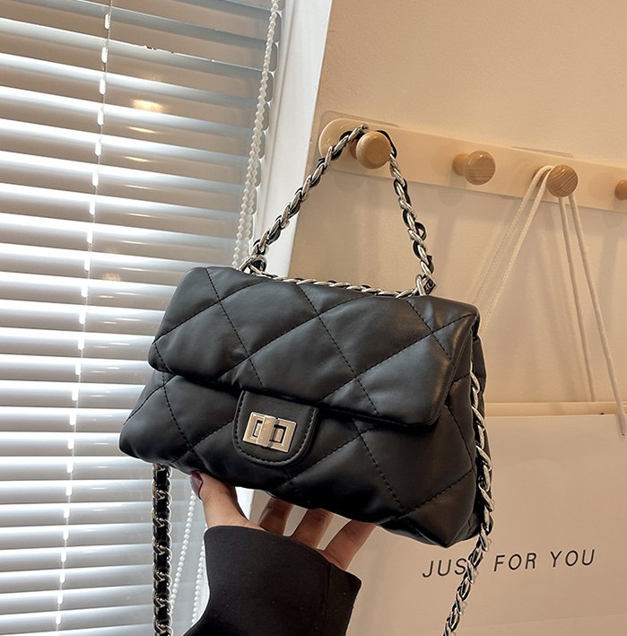 hot Free delivery designer shoulder bag Solid color fashionable handbag with lively design and casual vitality