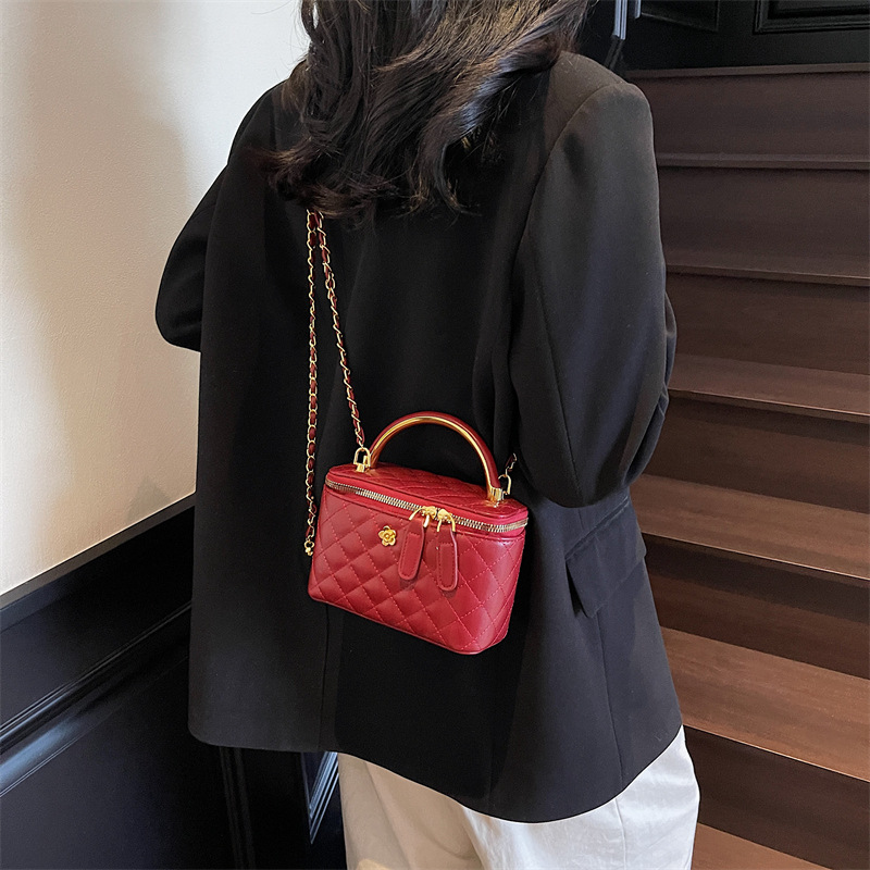 Free delivery designer shoulder bag Fashionable casual handbag practical for commuting in the workplace