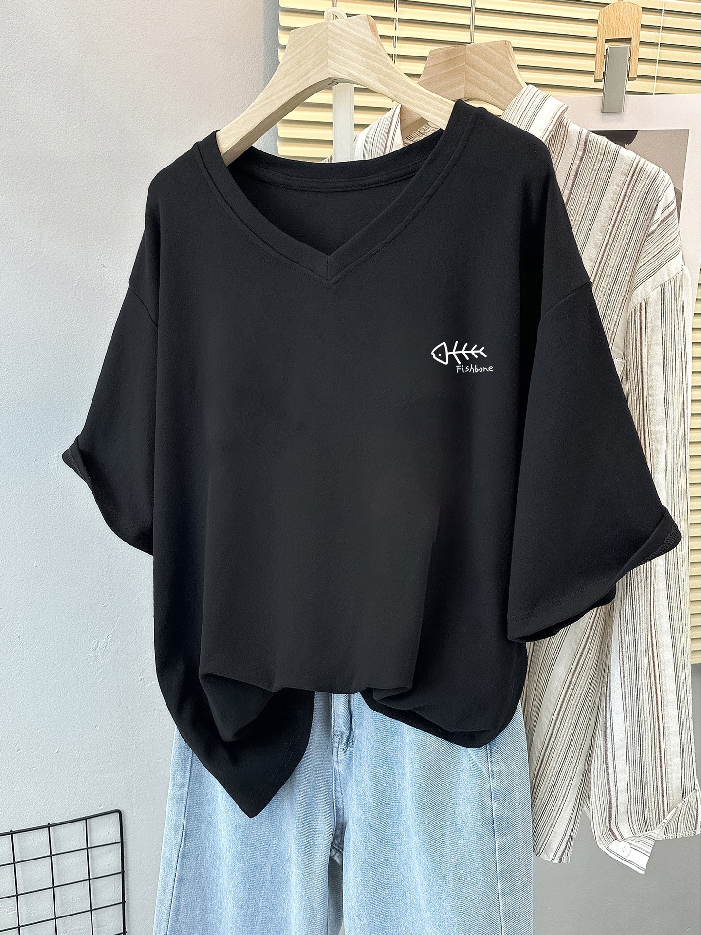 Plus Size Women's Designer Shirt Regular Shoulder Short Sleeve T-shirt Summer 2025 New Loose Fit Large Size Designer Hoodie Belly Covering Half Sleeve V-neck Top