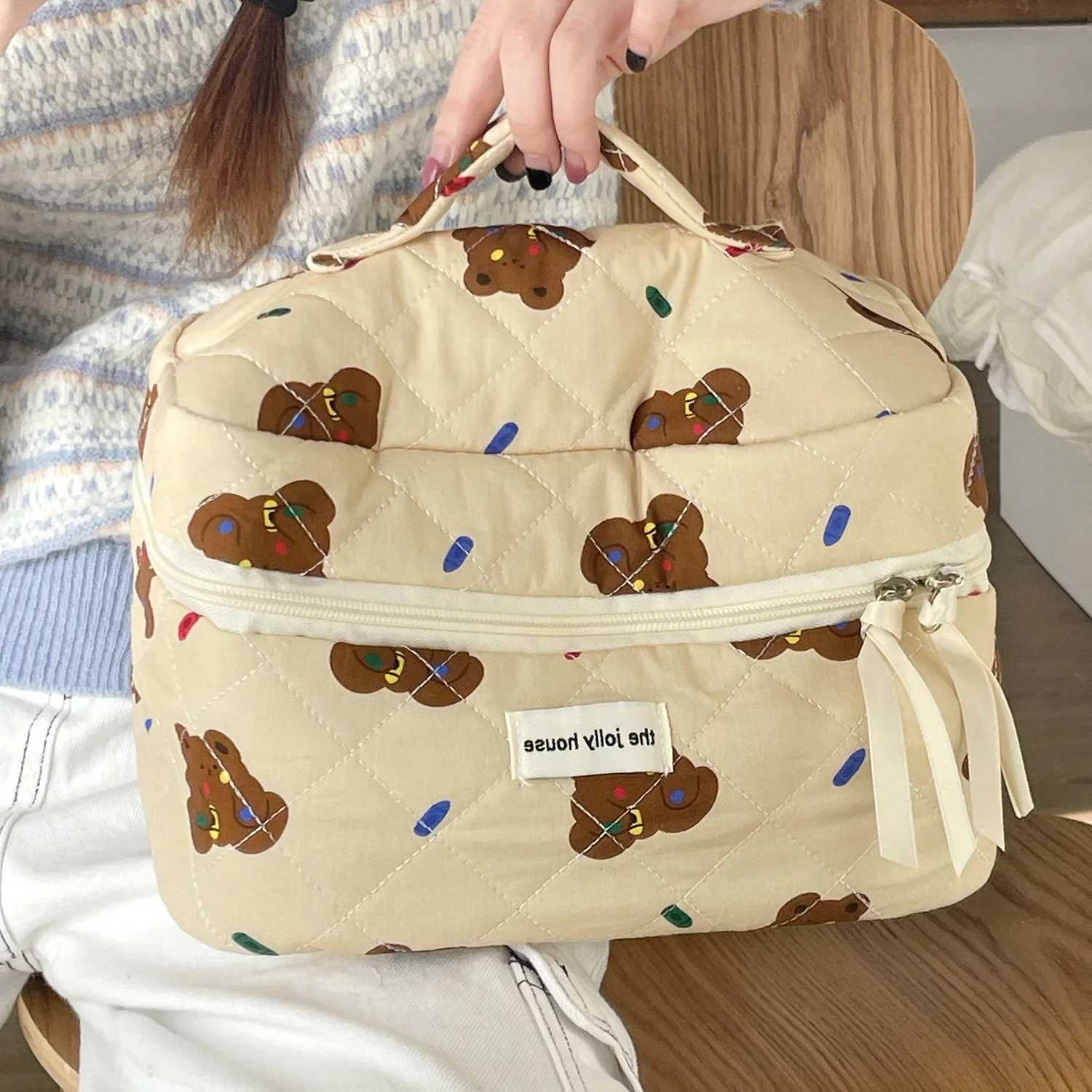 New Carto Bear Tote Cosmetic Bag Wens Cosmetic Storage Make Up Bag Travel Portable Makeup Pouches Ladies Cosmetic Pouch D251011