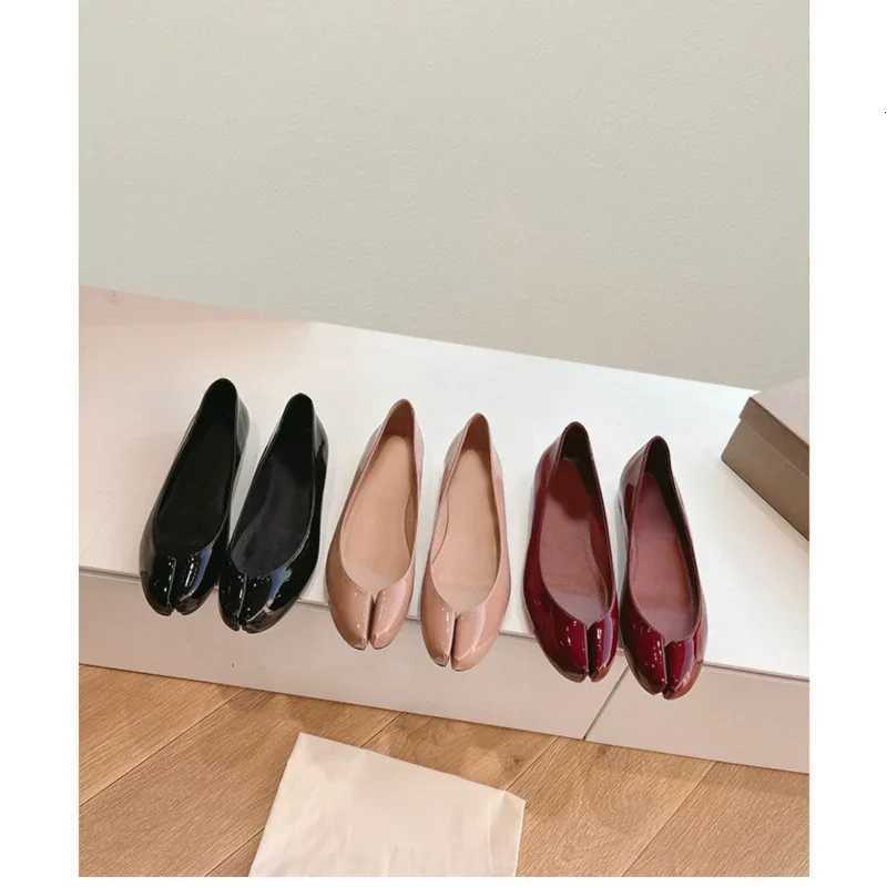 Women Tabi Ninja Ballet Flats Split Toe Mary Janes Patent Leather Party Shallow Mouth Single Shoes Solid Sandals Ladies LoafersXJ251011