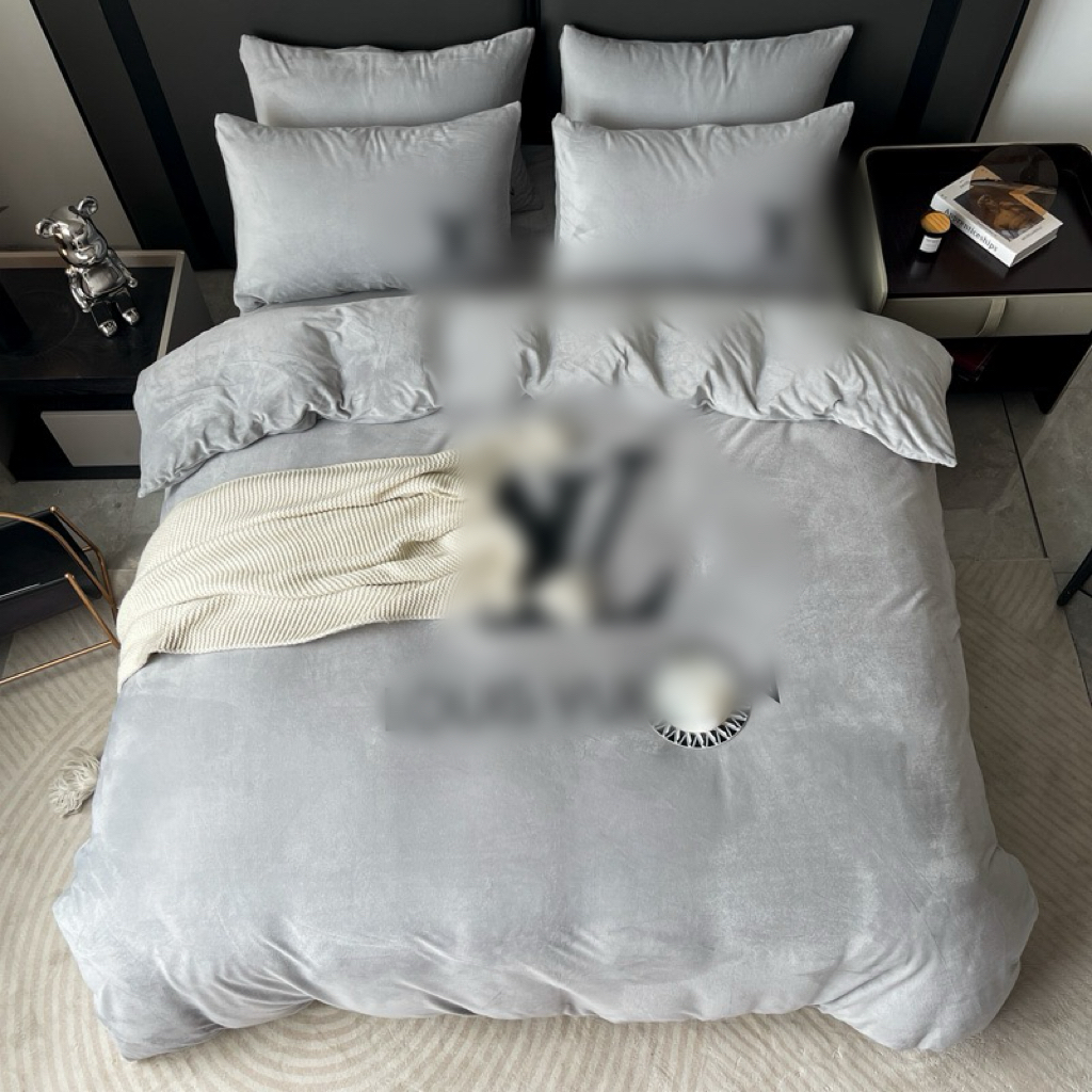 Fashion designer king size bedding sets 4pcs grey velvet black letter printed queen size duvet cover bed sheet 2 pillowcases king size comforter covers for winter