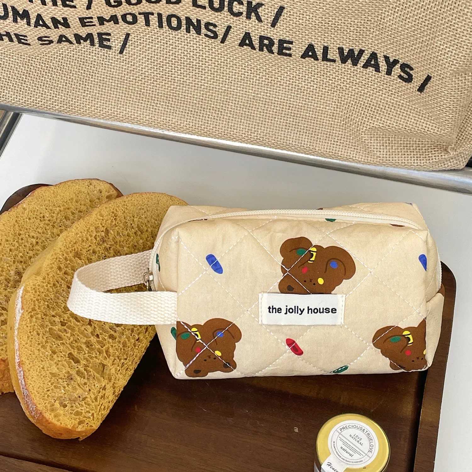 New Carto Bear Tote Cosmetic Bag Wens Cosmetic Storage Make Up Bag Travel Portable Makeup Pouches Ladies Cosmetic Pouch D251011