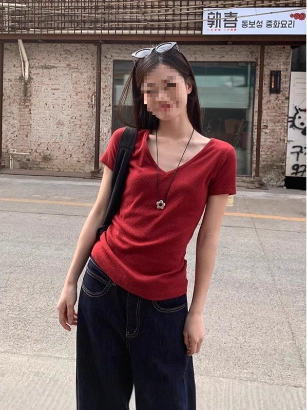 Dopamine Designer Shirt V-neck Red Designer Hoodie Regular Shoulder Short Sleeve T-shirt For Women Summer 2025 New Pure Desire Sweet Spicy Girl Slim Fit Short Top