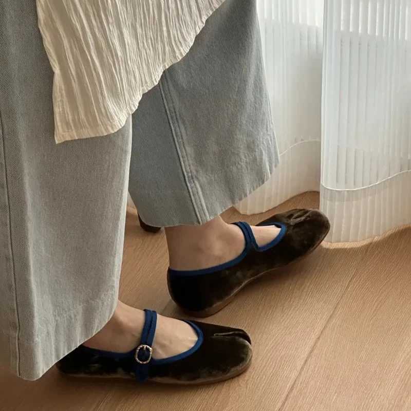 Tabi SplitToe Ballet Flats Shoes Women Spring Autumn Velvet Buckle Strap Mary Jane Elegant Flannel Soft Ladies Loafers lolitaXJ251011