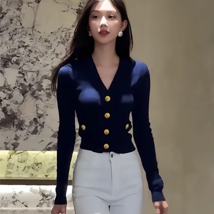 2025 Autumn/Winter New Top Designer Jacket, a French V-neck metal button slim fashion fit top, luxurious knitted sweater cardigan short top