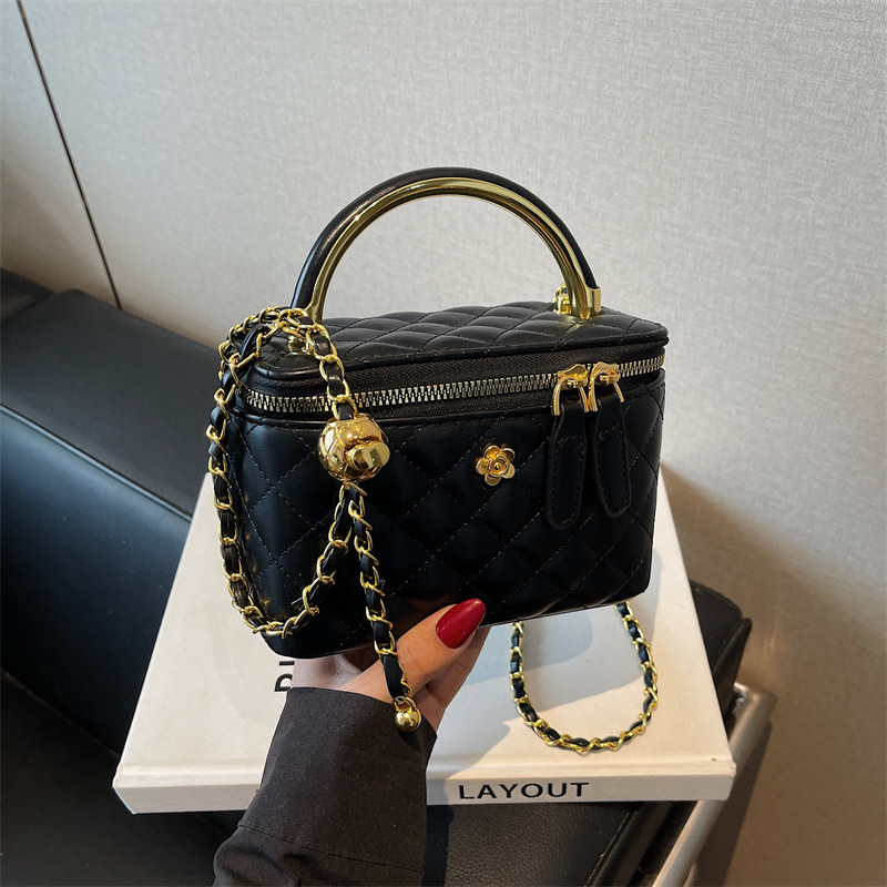 Free delivery designer shoulder bag Fashionable casual handbag practical for commuting in the workplace