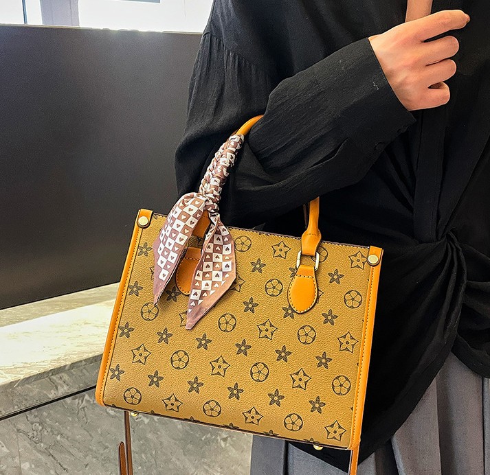 Free delivery designer shoulder bag Fashionable and comfortable handbag with simple color matching design casual