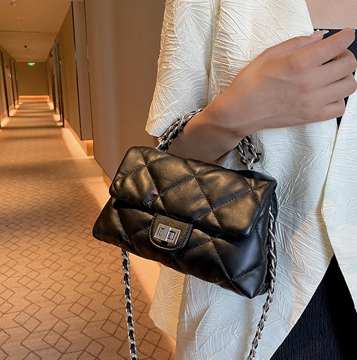 hot Free delivery designer shoulder bag Solid color fashionable handbag with lively design and casual vitality