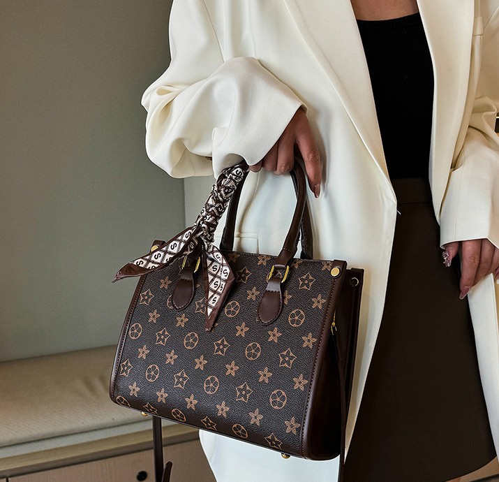 Free delivery designer shoulder bag Fashionable and comfortable handbag with simple color matching design casual