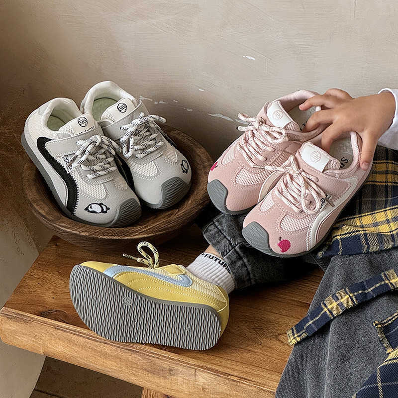 Trendy luxcury Unisex Autumn Sneakers Featuring Modern Design Elements from Korea