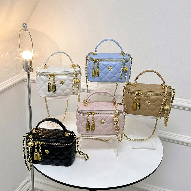 hot Free delivery designer shoulder bag Fashionable and minimalist solid color handbag for daily commuting