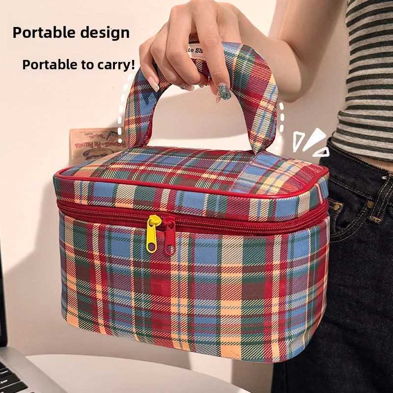 New Plaid Cosmetic Bag Fresh Girl Travel Toiletry Bag Mtifunctial Storage Bag Wan Cosmetic Bag D251011