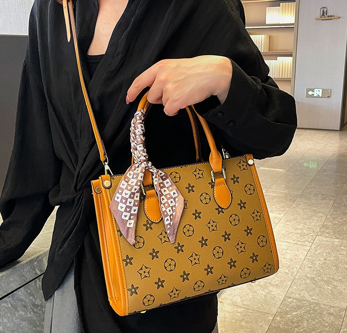 Free delivery designer shoulder bag Fashionable and comfortable handbag with simple color matching design casual