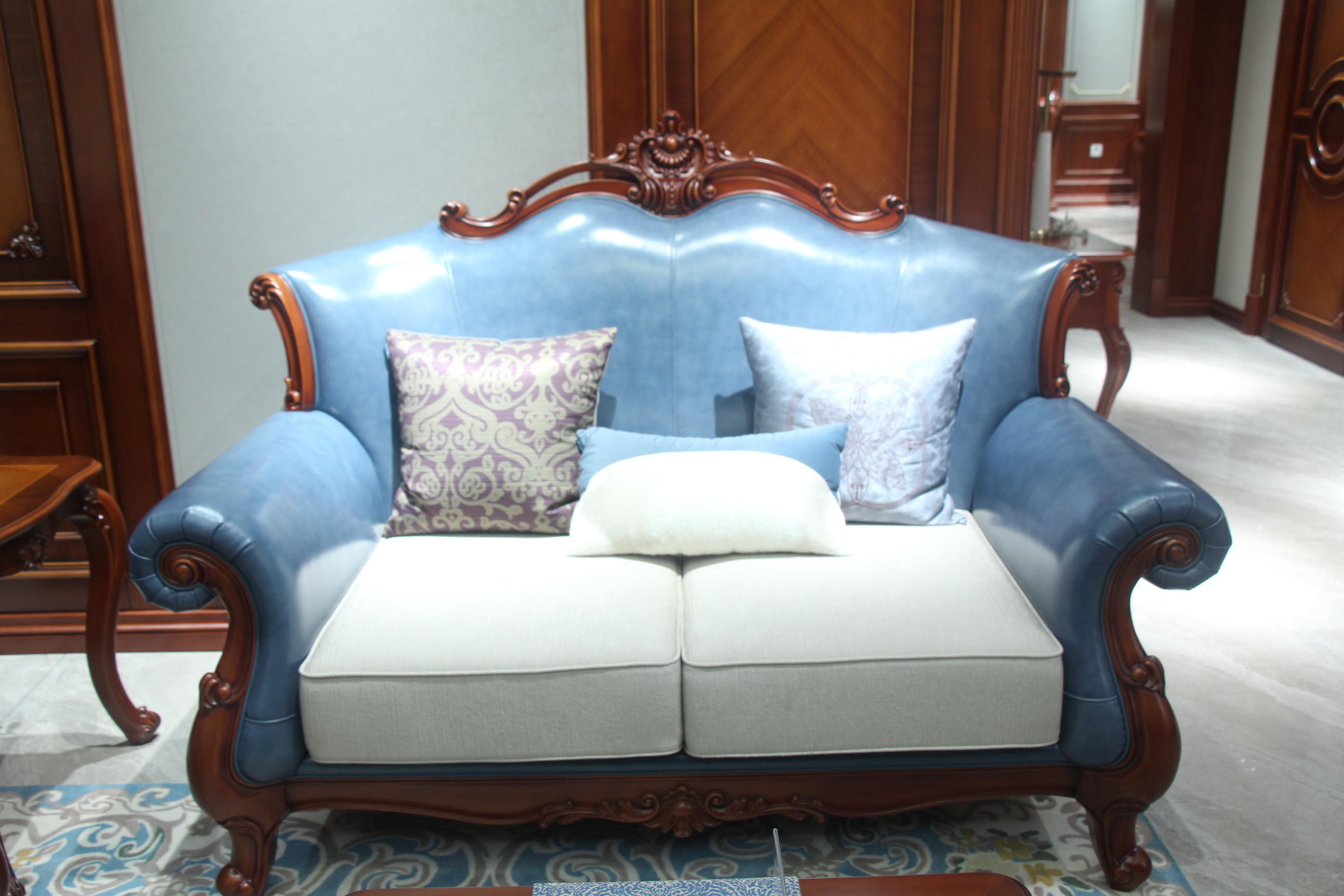 Zhong zhixin Luxurious sapphire blue sofa Solid wood and genuine leather large sofa crafted with care by Danish designers