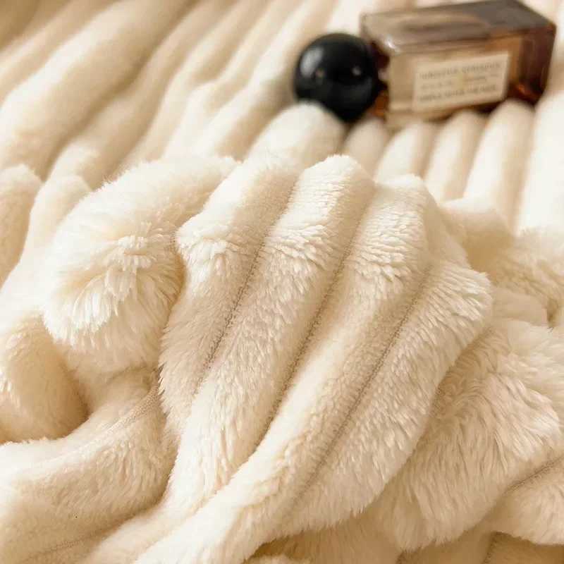 A New Rabbit Plush Winter Thick Warm Coral Fleece Blanket Solid Color DoubleSided Cover Blanket Suitable Bedroom Supplies C251011