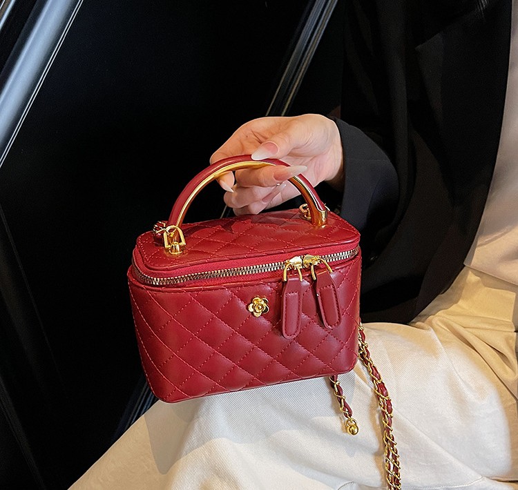 Free delivery designer shoulder bag Fashionable casual handbag practical for commuting in the workplace