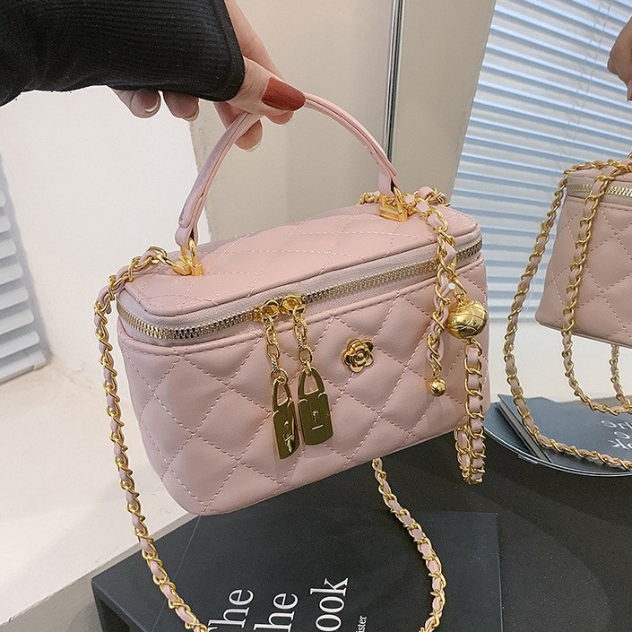 hot Free delivery designer shoulder bag Fashionable and minimalist solid color handbag for daily commuting