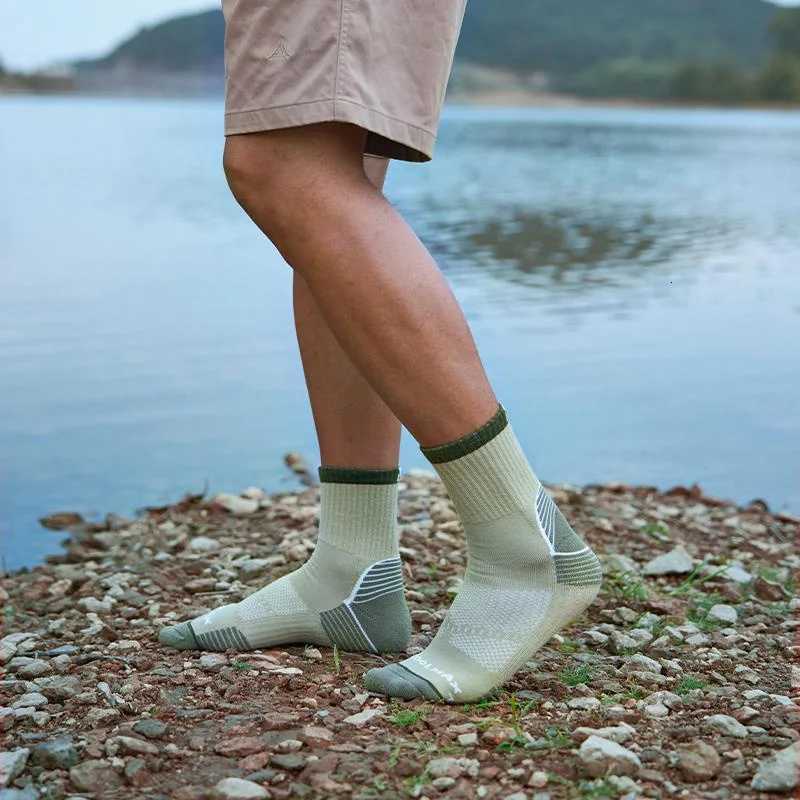 MOBI GARDEN Outdoor Hiking Socks Soft Breathable Sports Trekking for Men Women COOLMAX Fabric 3D Arch Support Winter Sock WarmW251011