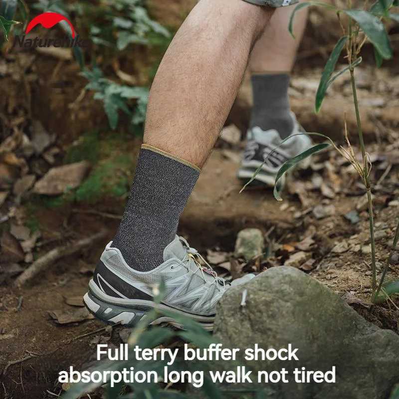 Naturehike Clash Of Colours MidCalf Socks Warm Hiking Leisure Outdoor Sports Running AntiBacteria Deodorant Straight SocksW251011