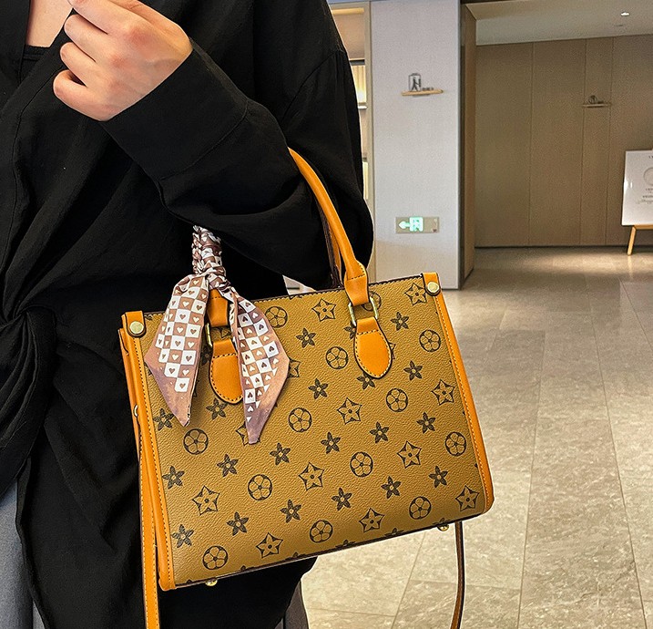 Free delivery designer shoulder bag Fashionable and comfortable handbag with simple color matching design casual