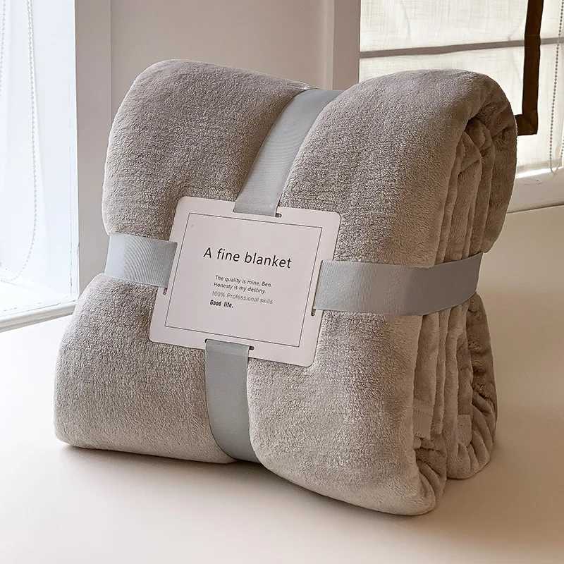 Luxury Flannel Travel Blanket for Airplane Lightweight Office Nap Soft Blanket Nonshedding and Colorfast Multipurpose Blankets C251011