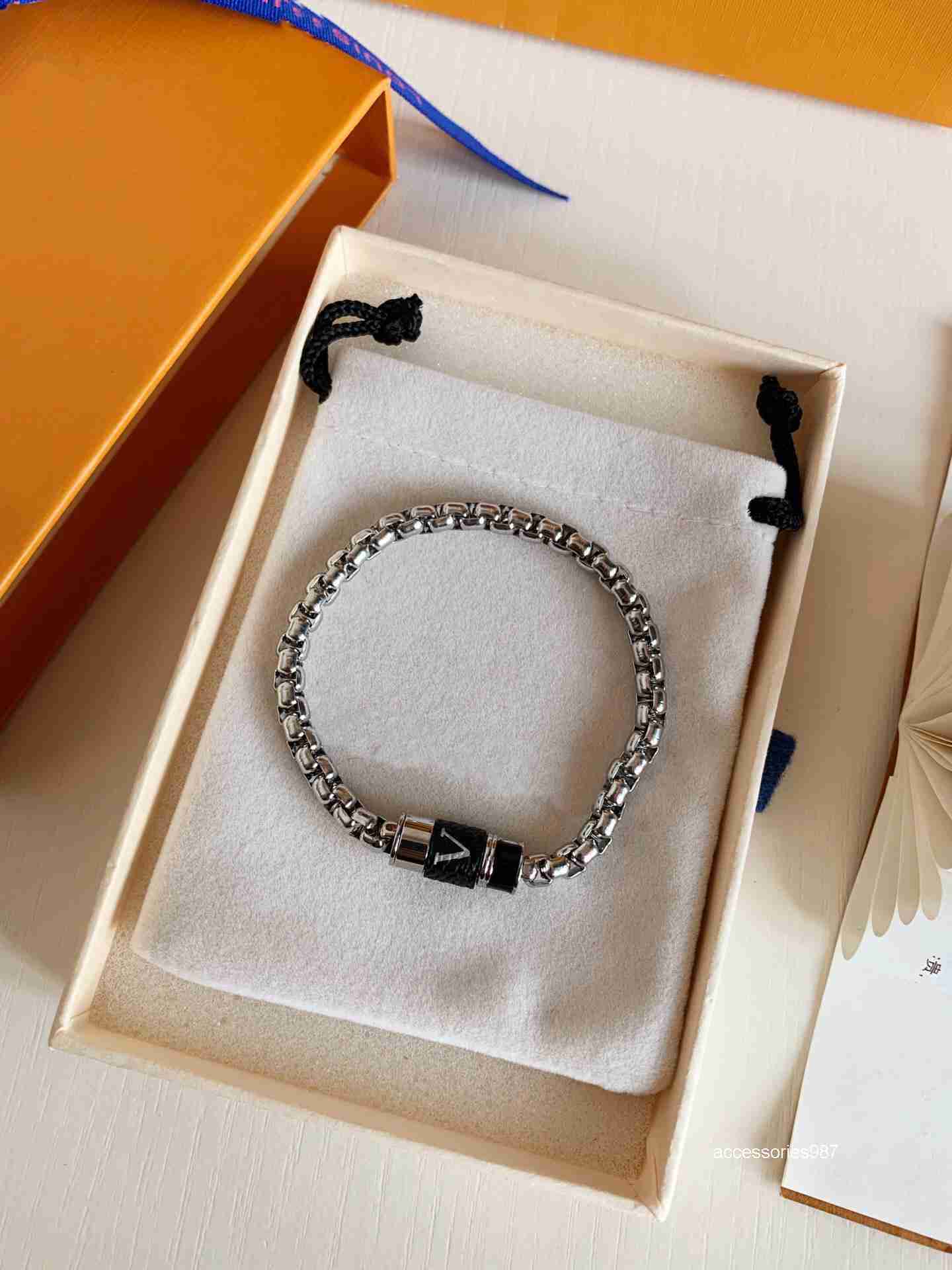 Charm Bracelets Men Lady Women SilverColor Metal Thick Chain Bracelet With Wrap V Initials Leather Charm