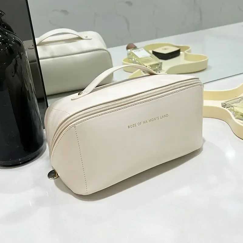 Large Capacity Portable Travel Wens Makeup Bag PU Cosmetic Storage Organizer Pure Color Fiable Cpact Size D251011