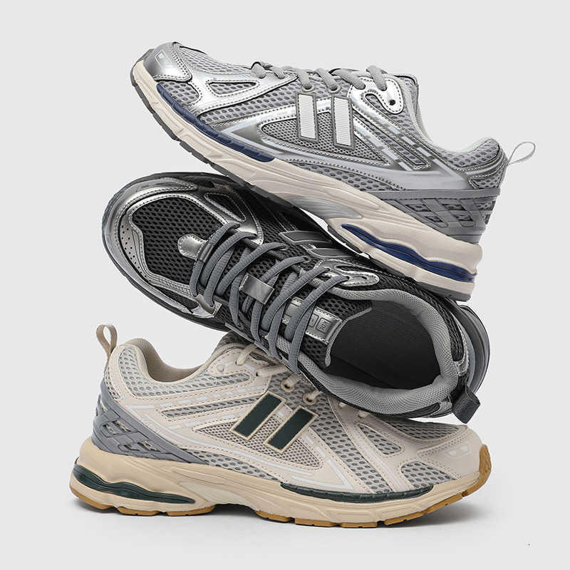 Top quality running shoes men women Designer sneakers TripLE Black white Solar red flats breathabLE trainer fashion mens Outdoor sports trainers size 