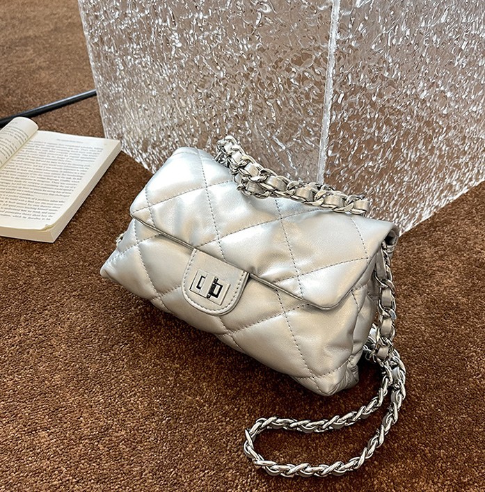 hot Free delivery designer shoulder bag Solid color fashionable handbag with lively design and casual vitality