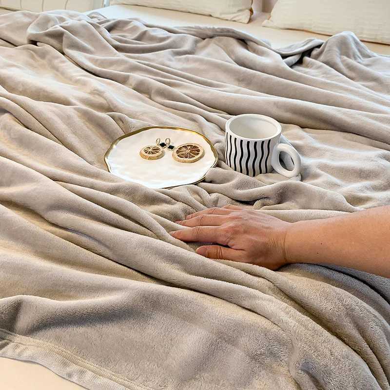 Luxury Flannel Travel Blanket for Airplane Lightweight Office Nap Soft Blanket Nonshedding and Colorfast Multipurpose Blankets C251011