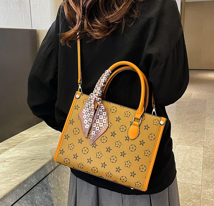 Free delivery designer shoulder bag Fashionable and comfortable handbag with simple color matching design casual