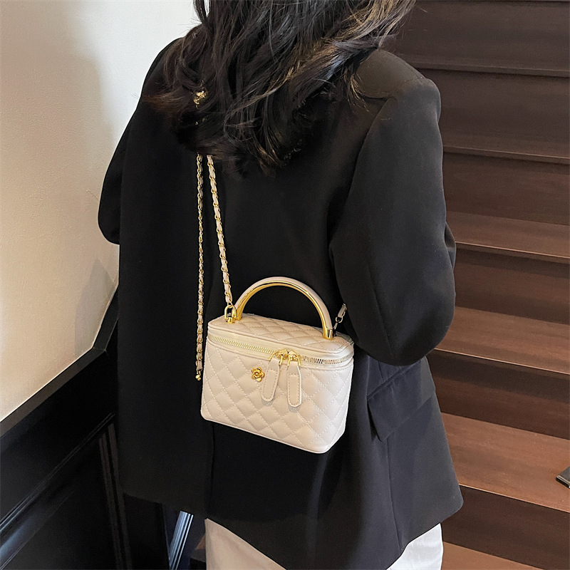 Free delivery designer shoulder bag Fashionable casual handbag practical for commuting in the workplace