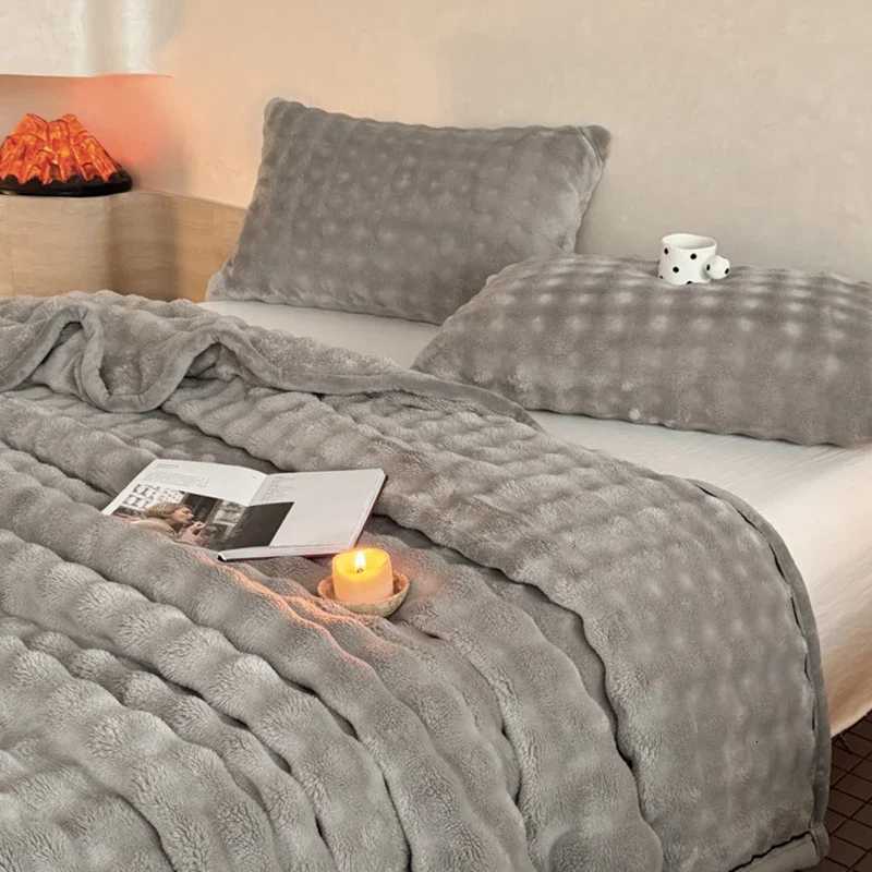 Warm Winter Blanket Milk Velvet Fleece Flannel Soft Thick Plush Blankets for Bed Sofa Single Double Couple Size Fluffy Bedspread C251011