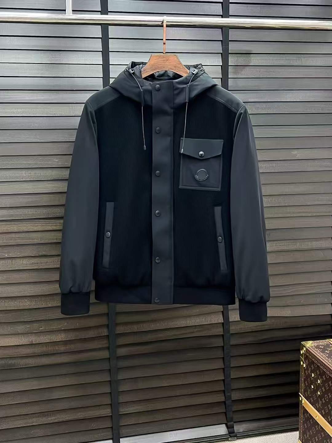 Designer Mens Lightweight Hooded Luxury Down Jacket Classic Fashion Design Perfect for Business Commuting and Outdoor Leisure